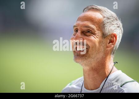 03. Juli 2021, Nordrhein-Westfalen, Mönchengladbach: Fußball: Bundesliga, Trainingsauftakt Borussia Mönchengladbach. Coach Adi Hütter lächelt während eines Interviews nach dem Training. Foto: Marius Becker/dpa Stockfoto