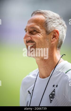 03. Juli 2021, Nordrhein-Westfalen, Mönchengladbach: Fußball: Bundesliga, Trainingsauftakt Borussia Mönchengladbach. Coach Adi Hütter lächelt während eines Interviews nach dem Training. Foto: Marius Becker/dpa Stockfoto