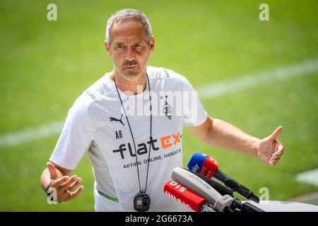 03. Juli 2021, Nordrhein-Westfalen, Mönchengladbach: Fußball: Bundesliga, Trainingsauftakt Borussia Mönchengladbach. Coach Adi Hütter spricht nach dem Training im Interview. Foto: Marius Becker/dpa Stockfoto