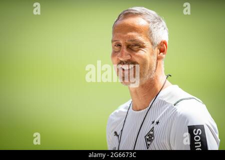 03. Juli 2021, Nordrhein-Westfalen, Mönchengladbach: Fußball: Bundesliga, Trainingsauftakt Borussia Mönchengladbach. Coach Adi Hütter schaut sich nach dem Training in einem Interview um. Foto: Marius Becker/dpa Stockfoto