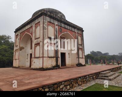 NEU-DELHI - 9. JANUAR 2021:Touristen in der Nähe eines Grabes im Sunder Nursery Complex in Neu-Delhi Indien am 9. Januar 2021. Stockfoto