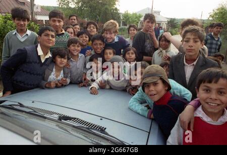 Gruppe junger Zigeuner (Rroma/Romani) in einem kleinen Dorf in Rumänien, im Jahr 1990 Stockfoto