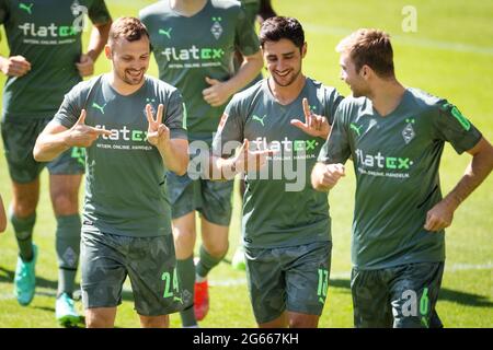 03. Juli 2021, Nordrhein-Westfalen, Mönchengladbach: Fußball: Bundesliga, Trainingsbeginn Borussia Mönchengladbach. Tony Jantschke (l-r), Lars Stindl und Christoph Kramer führen während des Aufwärmpuls eine Handkoordinationsübung durch. Foto: Marius Becker/dpa Stockfoto