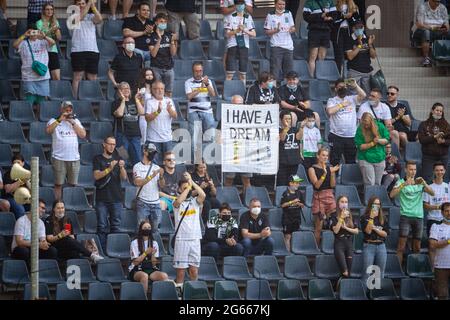 03. Juli 2021, Nordrhein-Westfalen, Mönchengladbach: Fußball: Bundesliga, Borussia Mönchengladbach Training startet. Die Zuschauer begrüßen das Team zum ersten Training im Stadion. Foto: Marius Becker/dpa Stockfoto