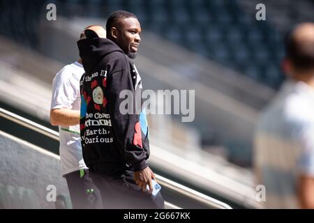 03. Juli 2021, Nordrhein-Westfalen, Mönchengladbach: Fußball: Bundesliga, Trainingsauftakt Borussia Mönchengladbach. Marcus Thuram steht während des Trainings des Teams an den Ständen. Foto: Marius Becker/dpa Stockfoto