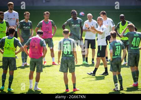 03. Juli 2021, Nordrhein-Westfalen, Mönchengladbach: Fußball: Bundesliga, Trainingsauftakt Borussia Mönchengladbach. Coach Adi Hütter (M) spricht mit dem Team. Foto: Marius Becker/dpa Stockfoto