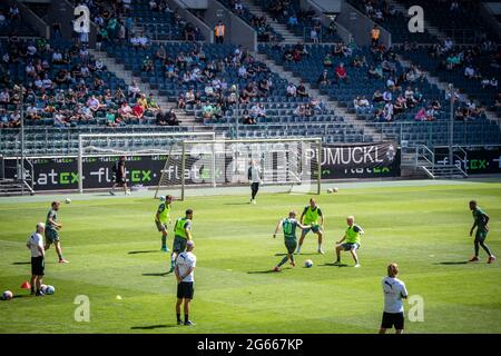 03. Juli 2021, Nordrhein-Westfalen, Mönchengladbach: Fußball: Bundesliga, Borussia Mönchengladbach Training startet. Zuschauer auf den Tribünen beobachten das erste Training des Teams. Foto: Marius Becker/dpa Stockfoto