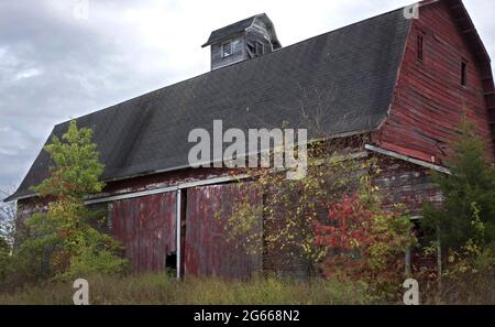 Verlassene Scheune mit kleiner Kuppel, Hudson Valley, New York. Stockfoto