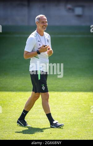 03. Juli 2021, Nordrhein-Westfalen, Mönchengladbach: Fußball: Bundesliga, Trainingsauftakt Borussia Mönchengladbach. Trainer Adi Hütter folgt dem Training seines Teams. Foto: Marius Becker/dpa Stockfoto