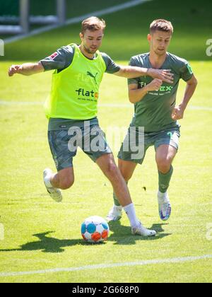 03. Juli 2021, Nordrhein-Westfalen, Mönchengladbach: Fußball: Bundesliga, Trainingsauftakt Borussia Mönchengladbach. Christoph Kramer (l) und Torben Müsel kämpfen während eines Trainingskampfes um den Ball. Foto: Marius Becker/dpa Stockfoto