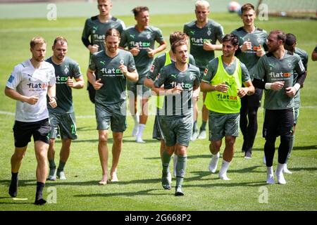 03. Juli 2021, Nordrhein-Westfalen, Mönchengladbach: Fußball: Bundesliga, Trainingsauftakt Borussia Mönchengladbach. Die Spieler laufen nach dem Training aus. Foto: Marius Becker/dpa Stockfoto