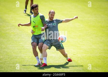 03. Juli 2021, Nordrhein-Westfalen, Mönchengladbach: Fußball: Bundesliga, Trainingsauftakt Borussia Mönchengladbach. Lars Stindl (l.) und Michael lang kämpfen während eines Trainingskampfes um den Ball. Foto: Marius Becker/dpa Stockfoto
