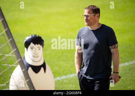 03. Juli 2021, Nordrhein-Westfalen, Mönchengladbach: Fußball: Bundesliga, Trainingsauftakt Borussia Mönchengladbach. Sportdirektor Max Eberl folgt dem Training des Teams. Foto: Marius Becker/dpa Stockfoto