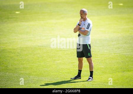03. Juli 2021, Nordrhein-Westfalen, Mönchengladbach: Fußball: Bundesliga, Trainingsauftakt Borussia Mönchengladbach. Trainer Adi Hütter folgt dem Training seines Teams. Foto: Marius Becker/dpa Stockfoto