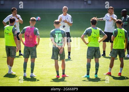 03. Juli 2021, Nordrhein-Westfalen, Mönchengladbach: Fußball: Bundesliga, Trainingsauftakt Borussia Mönchengladbach. Coach Adi Hütter (M) spricht mit dem Team. Foto: Marius Becker/dpa Stockfoto