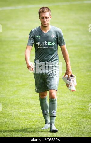 03. Juli 2021, Nordrhein-Westfalen, Mönchengladbach: Fußball: Bundesliga, Trainingsauftakt Borussia Mönchengladbach. Patrick Herrmann hält seine Fußballschuhe nach dem Training. Foto: Marius Becker/dpa Stockfoto
