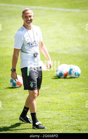 03. Juli 2021, Nordrhein-Westfalen, Mönchengladbach: Fußball: Bundesliga, Trainingsauftakt Borussia Mönchengladbach. Trainer Adi Hütter folgt dem Training seines Teams. Foto: Marius Becker/dpa Stockfoto