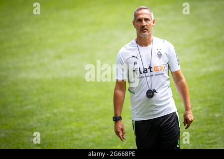 03. Juli 2021, Nordrhein-Westfalen, Mönchengladbach: Fußball: Bundesliga, Trainingsauftakt Borussia Mönchengladbach. Trainer Adi Hütter folgt dem Training seines Teams. Foto: Marius Becker/dpa Stockfoto
