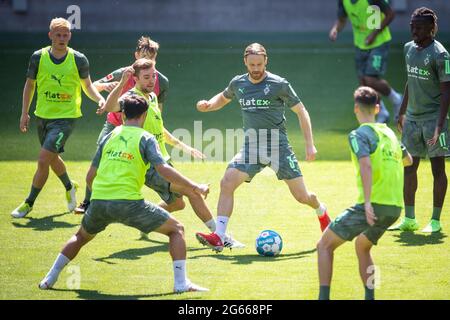 03. Juli 2021, Nordrhein-Westfalen, Mönchengladbach: Fußball: Bundesliga, Trainingsbeginn Borussia Mönchengladbach. Christoph Kramer (2. Von links) und Michael lang (3. Von rechts) kämpfen um den Ball. Foto: Marius Becker/dpa Stockfoto