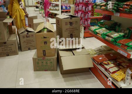 25. Februar 2021. Kishanganj Bihar, Kisten, die in einem Supermarkt in Kishanganj Bihar auf den Boden geworfen wurden. Hochwertige Fotos Stockfoto