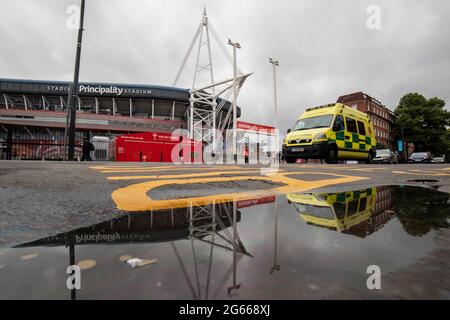 Cardiff, Wales, Großbritannien. Juli 2021. Ein Krankenwagen fährt vor dem Fürstentum Stadium in Cardiff vorbei, als eine begrenzte Anzahl von Fans zum ersten Mal seit Februar 2020 ins Stadion zurückkehren. Während des Spiels zwischen Wales und Kanada werden keine Speisen oder Getränke im Boden serviert, und Alkohol ist verboten. Kredit: Mark Hawkins/Alamy Live Nachrichten Stockfoto