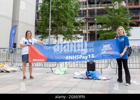 Cardiff, Wales, Großbritannien. Juli 2021. Menschen protestieren vor dem Hauptbahnhof von Cardiff für eine faire Bezahlung von Beschäftigten des Gesundheitsdienstes, einer von zahlreichen koordinierten Protesten rund um das Vereinigte Königreich, die eine verbesserte Bezahlung fordern. Kredit: Mark Hawkins/Alamy Live Nachrichten Stockfoto