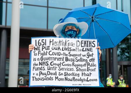 Cardiff, Wales, Großbritannien. Juli 2021. Ein Protestler zeigt ein Zeichen während eines Protestes für faire Entlohnung für NHS-Mitarbeiter vor dem Cardiff Central Station, einer von zahlreichen koordinierten Protesten rund um das Vereinigte Königreich, die eine verbesserte Entlohnung fordern. Kredit: Mark Hawkins/Alamy Live Nachrichten Stockfoto