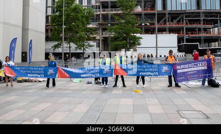 Cardiff, Wales, Großbritannien. Juli 2021. Menschen protestieren vor dem Hauptbahnhof von Cardiff für eine faire Bezahlung von Beschäftigten des Gesundheitsdienstes, einer von zahlreichen koordinierten Protesten rund um das Vereinigte Königreich, die eine verbesserte Bezahlung fordern. Kredit: Mark Hawkins/Alamy Live Nachrichten Stockfoto