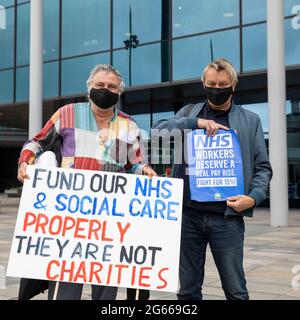 Cardiff, Wales, Großbritannien. Juli 2021. Menschen protestieren vor dem Hauptbahnhof von Cardiff für eine faire Bezahlung von Beschäftigten des Gesundheitsdienstes, einer von zahlreichen koordinierten Protesten rund um das Vereinigte Königreich, die eine verbesserte Bezahlung fordern. Kredit: Mark Hawkins/Alamy Live Nachrichten Stockfoto