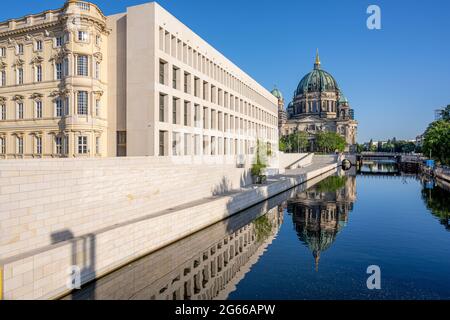 Der Berliner Dom mit dem rekonstruierten Stadtpalais spiegelt sich in der Spree wider Stockfoto