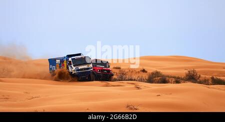 Die Rivalität zwischen Kamaz und Maz bei der Rallye. Der Sporttruck KAMAZ übersteht den schwierigen Teil der Strecke während des Rallye-Angriffs im Sand. DAS GOLD Stockfoto