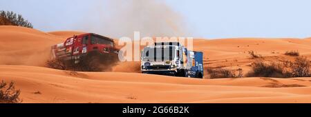 Die Rivalität zwischen Kamaz und Maz bei der Rallye. Der Sporttruck KAMAZ übersteht den schwierigen Teil der Strecke während des Rallye-Angriffs im Sand. DAS GOLD Stockfoto