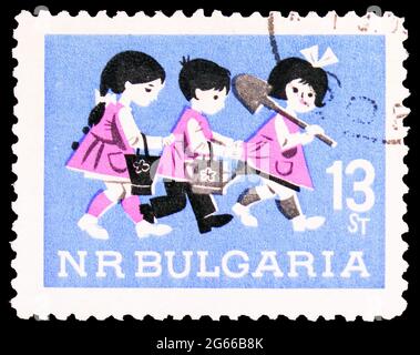 MOSKAU, RUSSLAND - 22. MÄRZ 2020: In Bulgarien gedruckte Briefmarke zeigt Kindertag, Serie, um 1966 Stockfoto