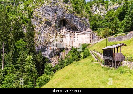 Predjama Burg ist eine einzigartige Höhle, die in einem Höhleneingang gebaut. Festung im Renessiance-Stil aus dem 12. Jahrhundert in den Julischen apls-Bergen Sloweniens. Einer von Stockfoto