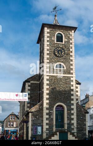 KESWICK, CUMBRIA, Großbritannien - 30. AUGUST: Blick auf das Informationszentrum in Keswick, Cumbria am 30. August 2015. Nicht identifizierte Personen Stockfoto