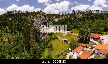 Predjama Burg ist eine einzigartige Höhle, die in einem Höhleneingang gebaut. Festung im Renessiance-Stil aus dem 12. Jahrhundert in den Julischen apls-Bergen Sloweniens. Einer von Stockfoto