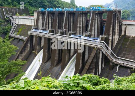 Landschaft der Entladung des Shiroyama-Staudamms in Kanagawa, Japan. Stockfoto