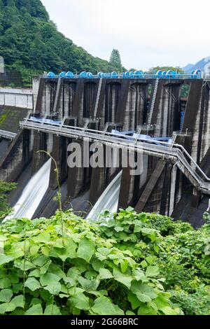 Landschaft der Entladung des Shiroyama-Staudamms in Kanagawa, Japan. Stockfoto