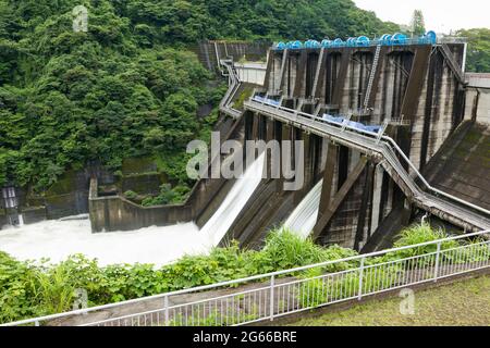 Landschaft der Entladung des Shiroyama-Staudamms in Kanagawa, Japan. Stockfoto