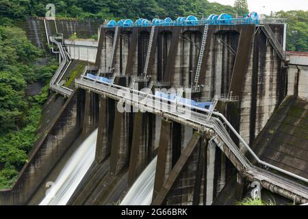 Landschaft der Entladung des Shiroyama-Staudamms in Kanagawa, Japan. Stockfoto