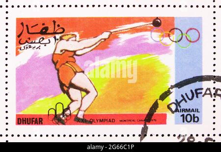 MOSKAU, RUSSLAND - 22. MÄRZ 2020: Briefmarke gedruckt in Cinderellas Shows Athletics, XXI Olympiade Montreal Canada 1976, Dhufar Serie, um 1976 Stockfoto