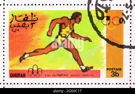 MOSKAU, RUSSLAND - 22. MÄRZ 2020: Briefmarke gedruckt in Cinderellas Shows Athletics, XXI Olympiade Montreal Canada 1976, Dhufar Serie, um 1976 Stockfoto