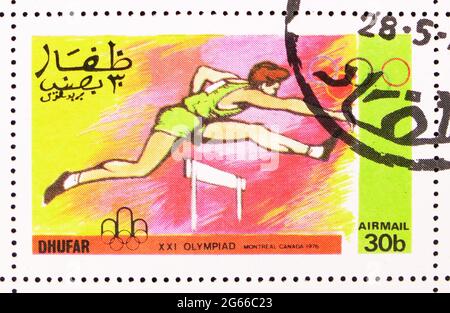 MOSKAU, RUSSLAND - 22. MÄRZ 2020: Briefmarke in Cinderellas zeigt Hürden, XXI Olympiade Montreal Canada 1976, Dhufar Serie, um 1976 Stockfoto