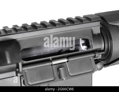 Leere Kammer bei einem AR-15 ohne eingelegtes Magazin isoliert auf weiß Stockfoto