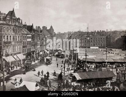 Eine Ansicht des Old Market Square aus dem frühen 20. Jahrhundert, auf dem die jährliche Gänsemesse in Nottingham in Nottinghamshire, England, stattfindet. Die Stadt ist bekannt für ihre Verbindungen zur Legende von Robin Hood, die Spitzenherstellung, Fahrräder (insbesondere Raleigh-Fahrräder) und die Tabakindustrie. Stockfoto