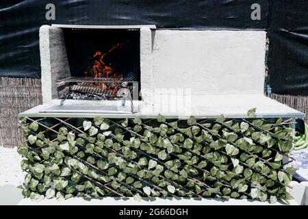 Vorderansicht eines Entwurfs eines Grillgrills außerhalb eines Hauses. Stockfoto