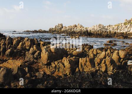 Ein Panoramablick auf die wunderschön farbenfrohe, zerklüftete, felsige Küste des Westkap von Südafrika. Stockfoto