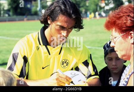 Dortmund, Deutschland. 03. Juli 2021. firo Fuvuball, Fußball, 1. Bundesliga, Saison 1996/1997, Archivfoto, 96/97 Archivbilder, Borussia Dortmund, BVB, Fotocall, 1996 PAULO SOUSA SCHREIBT AUTOGRAMME/dpa/Alamy Live News Stockfoto