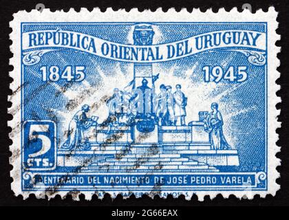 URUGUAY - UM 1945: Eine im Uruguay gedruckte Briefmarke zeigt das Denkmal des Autors Jose Pedro Varela, um 1945 Stockfoto