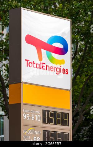 Logo auf dem Schild einer TotalEnergies Tankstelle, neuer Name des französischen Ölkonzerns Total Stockfoto